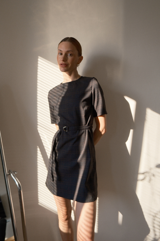 Áčkové šaty s páskem