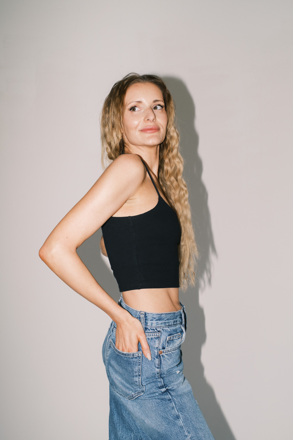 Crop tílko se špagetovými ramínky